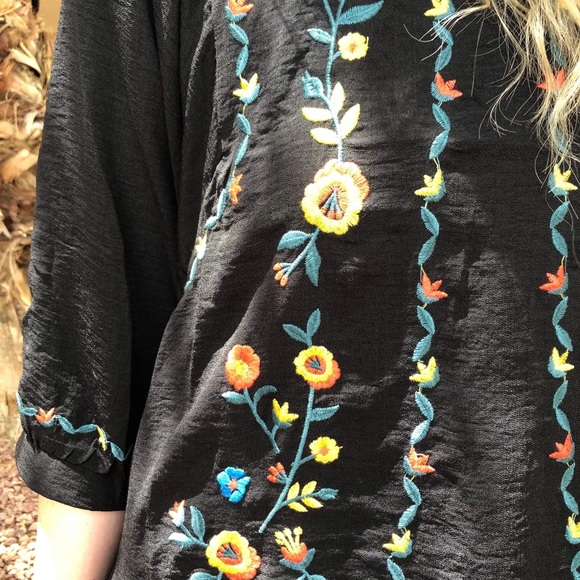 🆕 Flowers Bloom Embroidered Dress - Picture 2 of 3